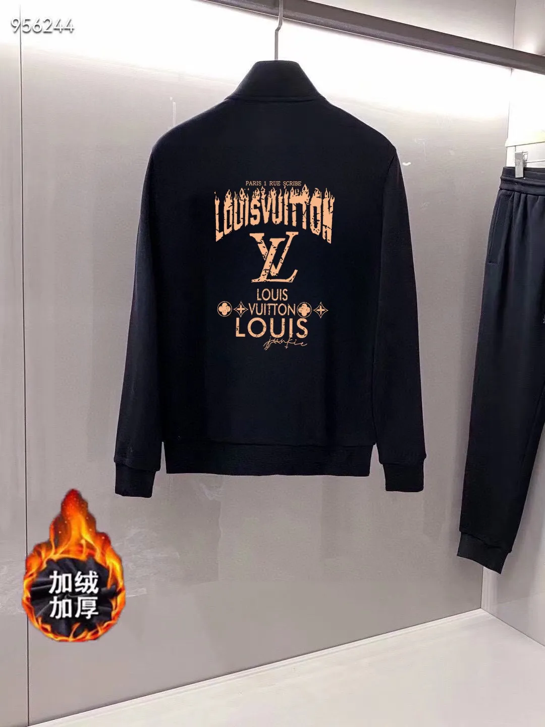 🅿️460 brand [LV Louis Vuitton] (velvet and thickened) 2025 autumn and winter new products, celebrities’ favorite fashion-flavored casual suits, clean and neat tailoring, full of urban style. Made of high-quality custom-made fabrics, the lining has excellent thermal insulation effect, feels soft and dry, and the upper body effect is crisp and stylish. The three-dimensional cutting process and the pattern are all of high standards, and the silhouette version has the right benefits! It is not tight at all, and you feel good when you wear it. So many top-quality raw materials create high-end products with unparalleled value. It is the first choice for high-end fashion people. (Size: M-4XL can wear up to 200 pounds)
